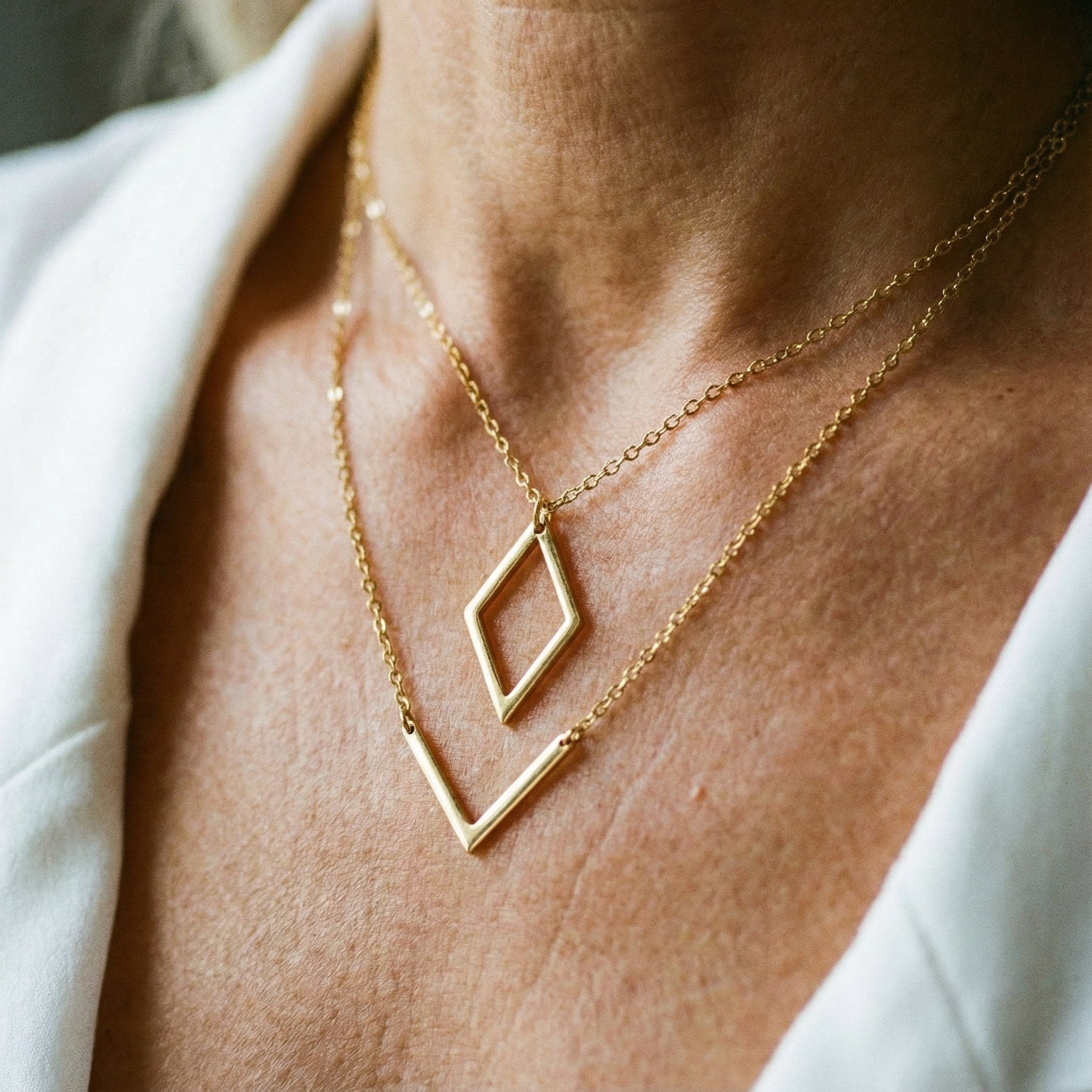 Collar elegante con colgante geométrico en forma de V