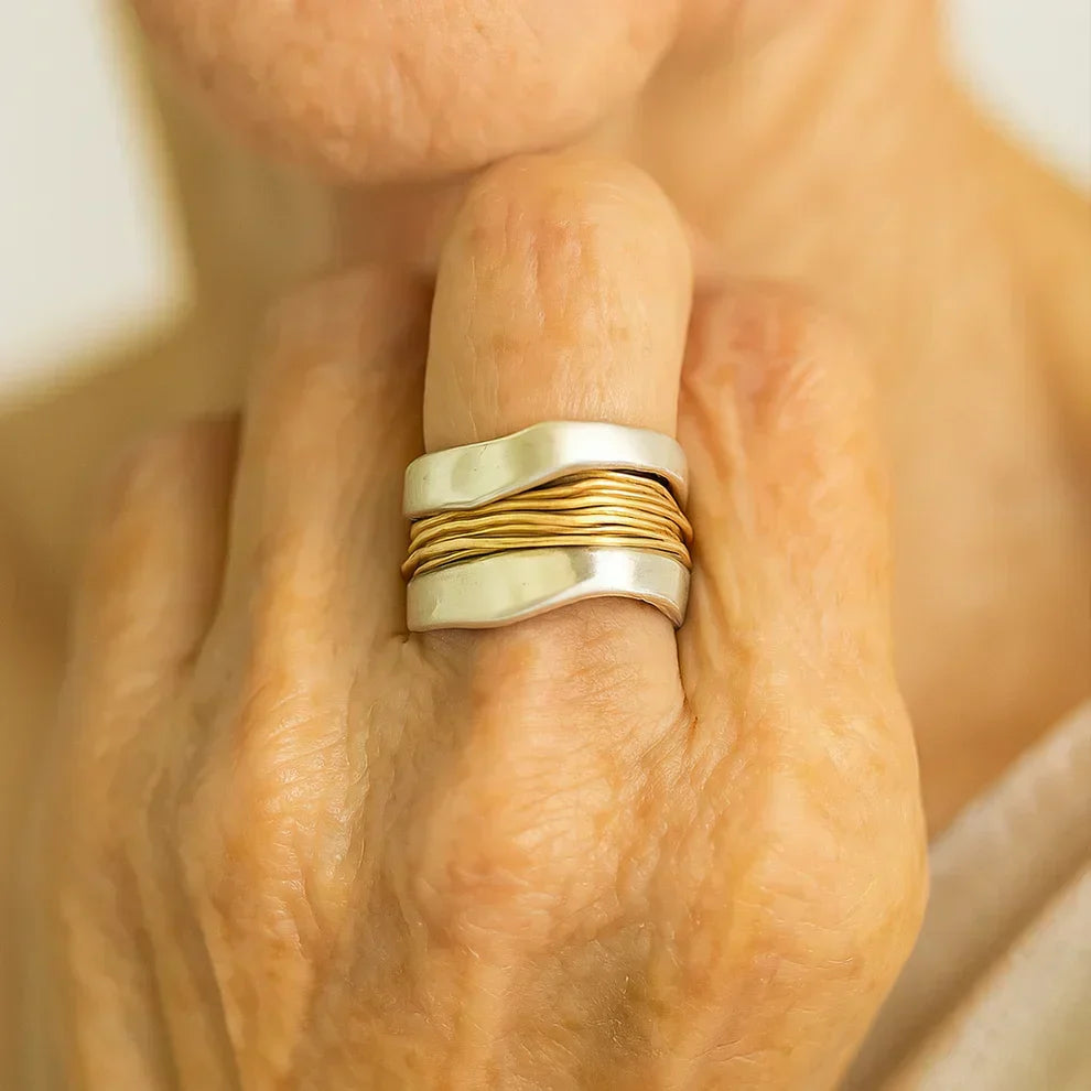 Anillo de plata con hilos dorados