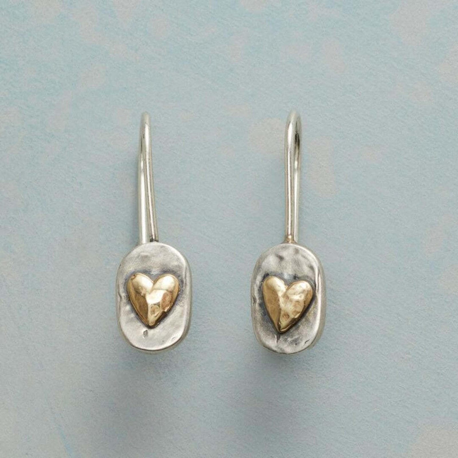 Pendientes vintage con corazón incrustado en oro.