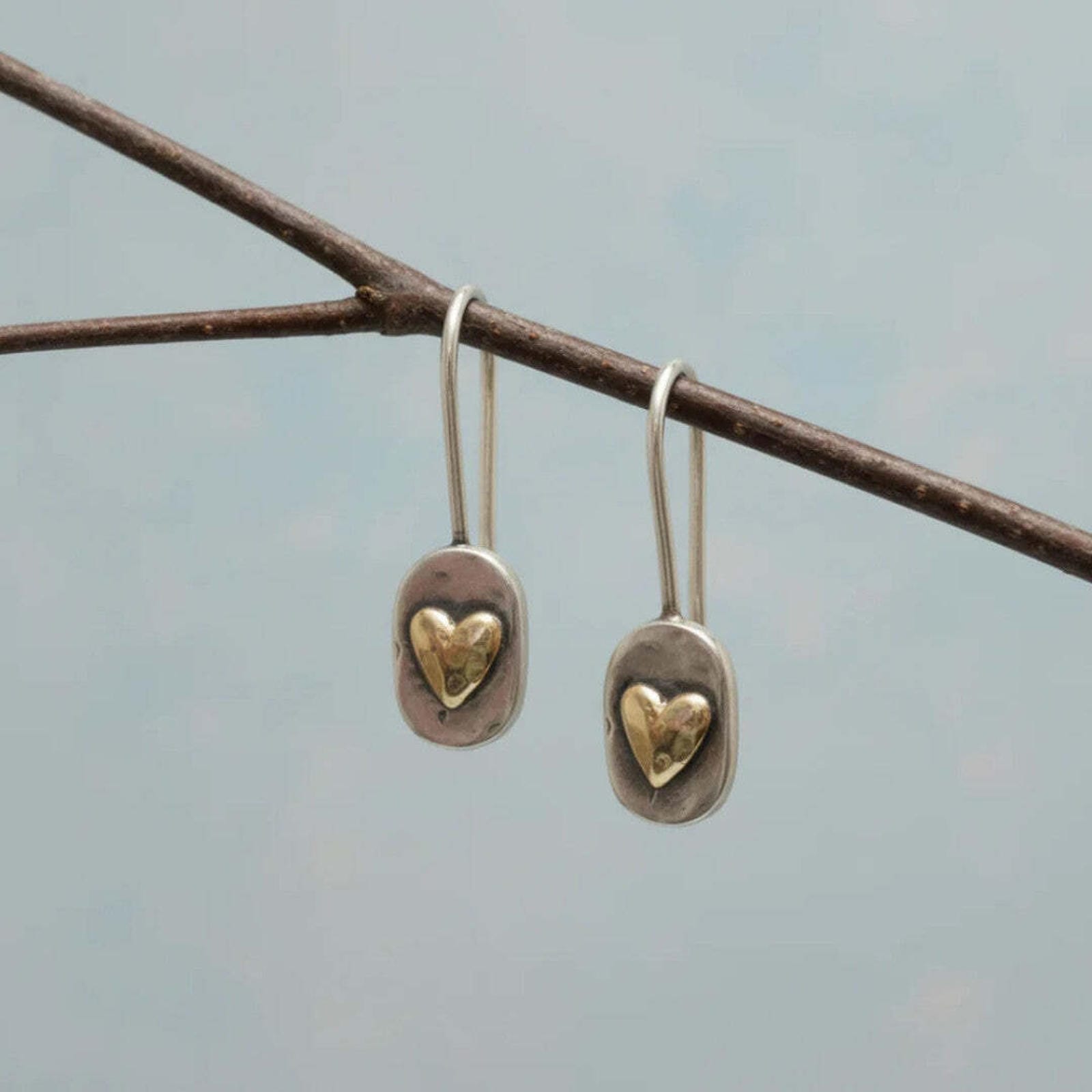 Pendientes vintage con corazón incrustado en oro.