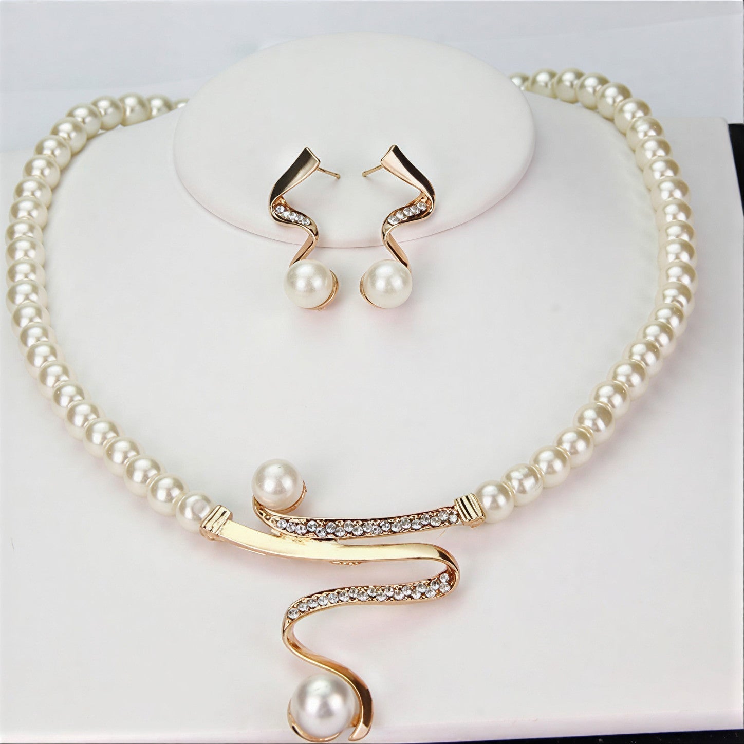 Elegant Set of Natural Pearl Earrings and Necklace